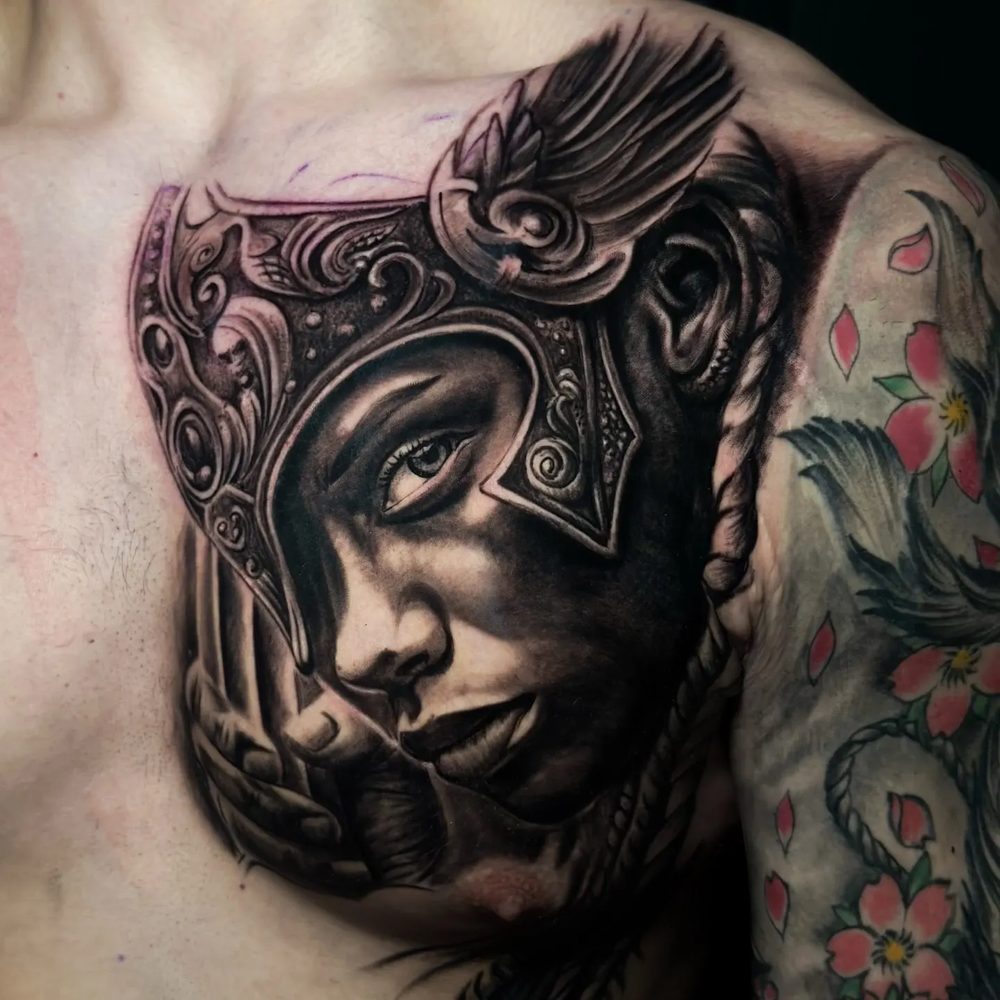 Tatuaj realist Black & Grey pe piept — portret Valkyrie cu cască, Gox Ink