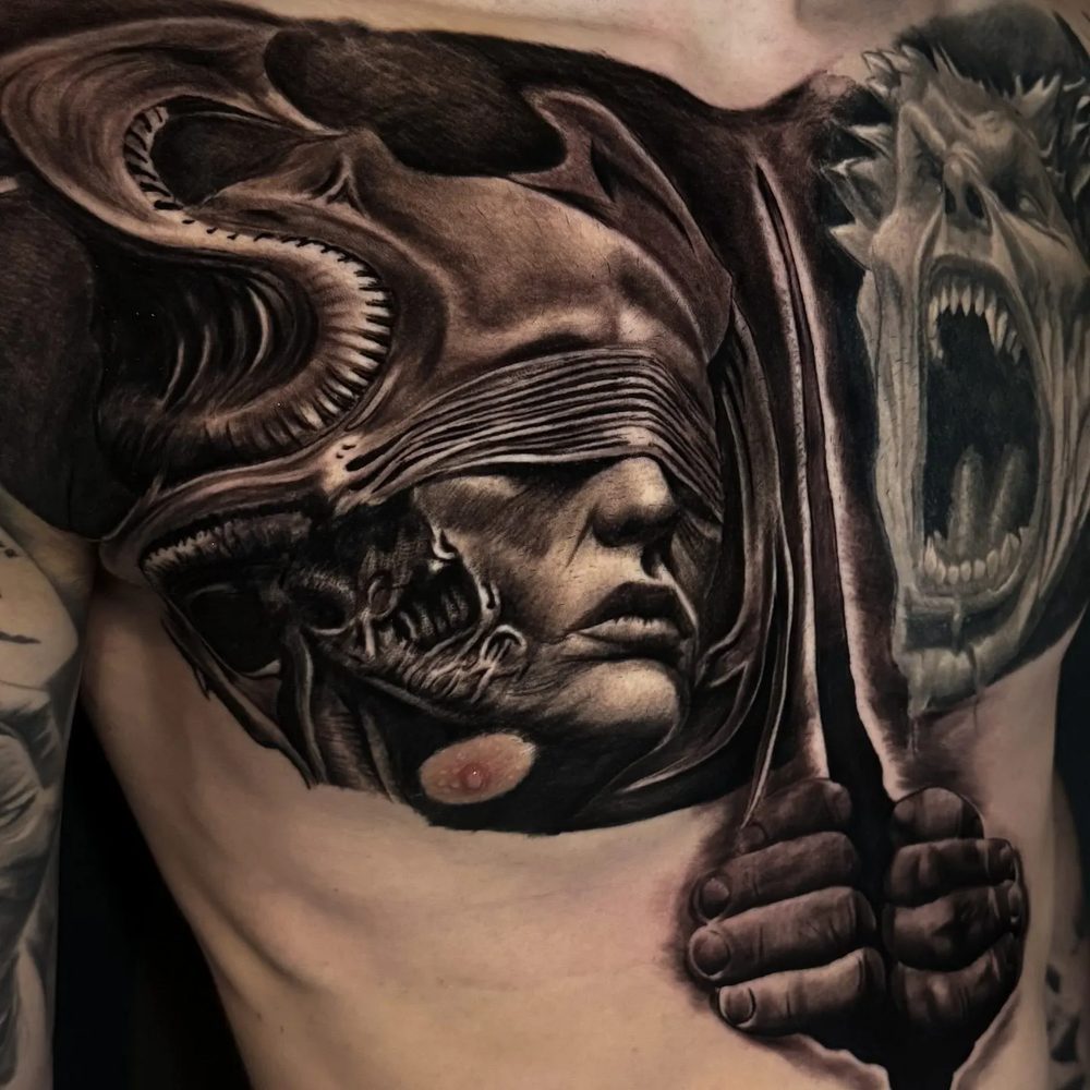 Tatuaj realist pe piept — stil dark surreal cu chip legat la ochi, Gox Ink