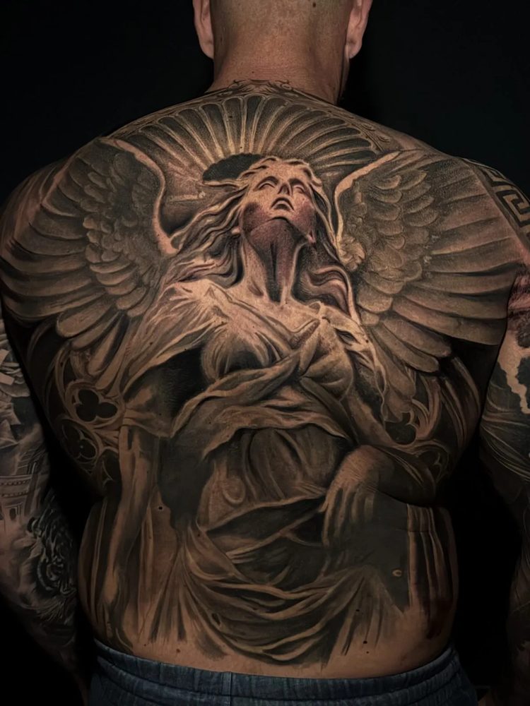 Full backpiece realist — înger cu aripi și arhitectură gotică, Gox Ink