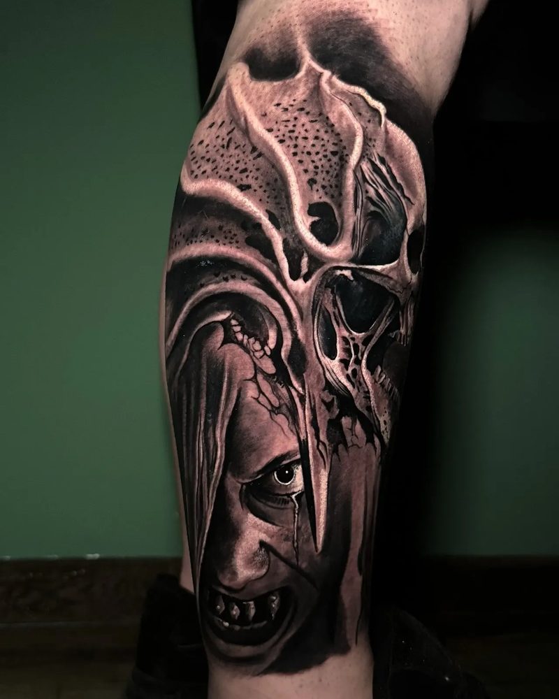 Tatuaj dark realism pe picior — portret și texturi organice, Gox Ink