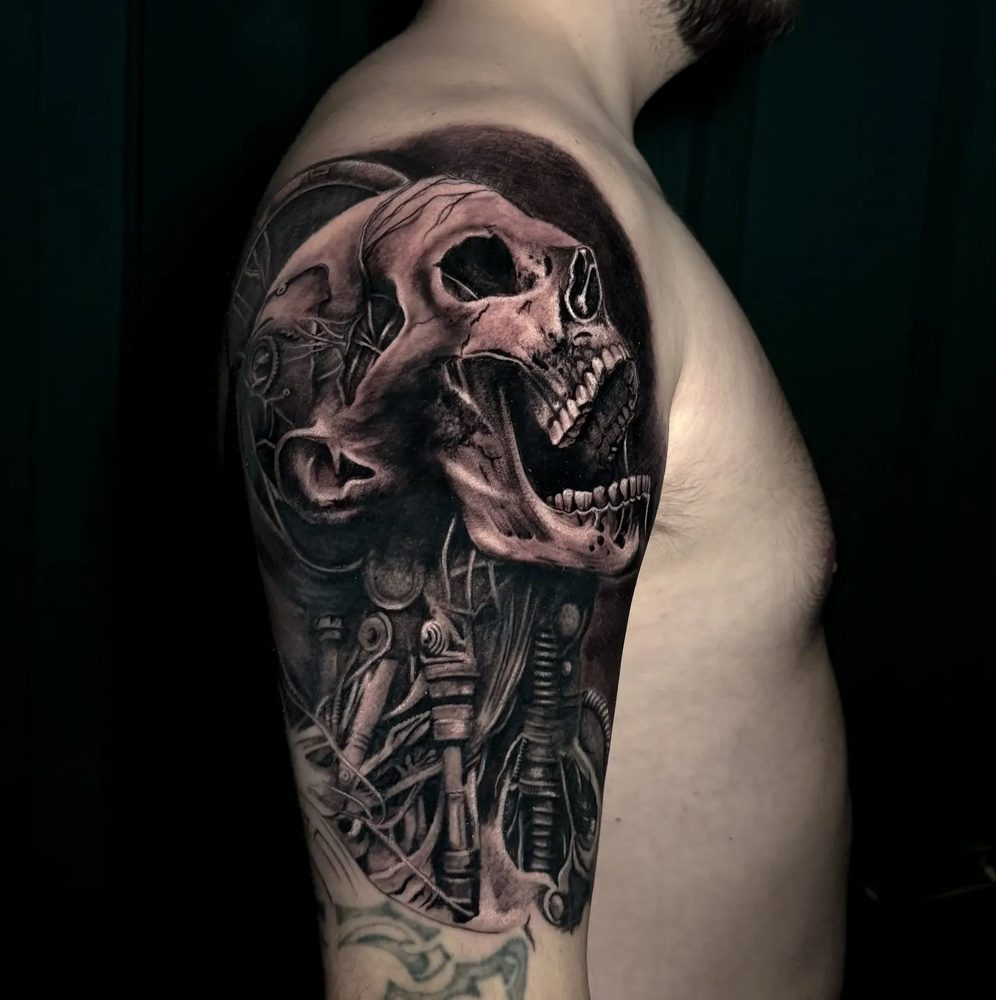 Tatuaj Black & Grey pe braț — craniu biomecanic, Gox Ink