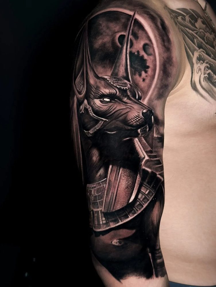Tatuaj realist pe umăr — Anubis cu lună, Gox Ink